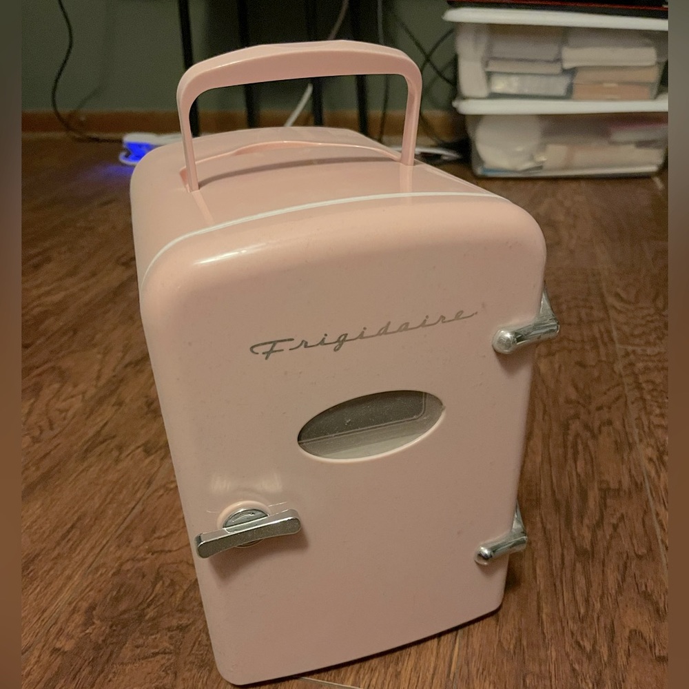 Frigidaire Portable Retro 6-can Mini Cooler/Skincare Fridge